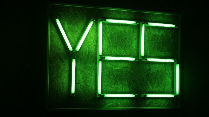 Neon yes sign